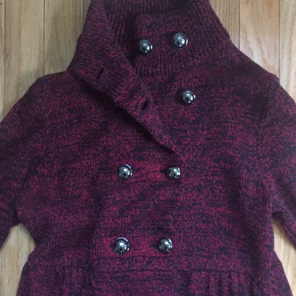 Great sweater with large buttons - Picture 3 of 5